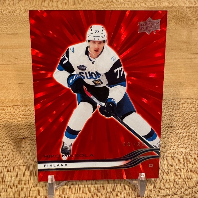 2025-26 Upper Deck Extended Red Outburst /25 SSP Niko Mikkola #671 Finland