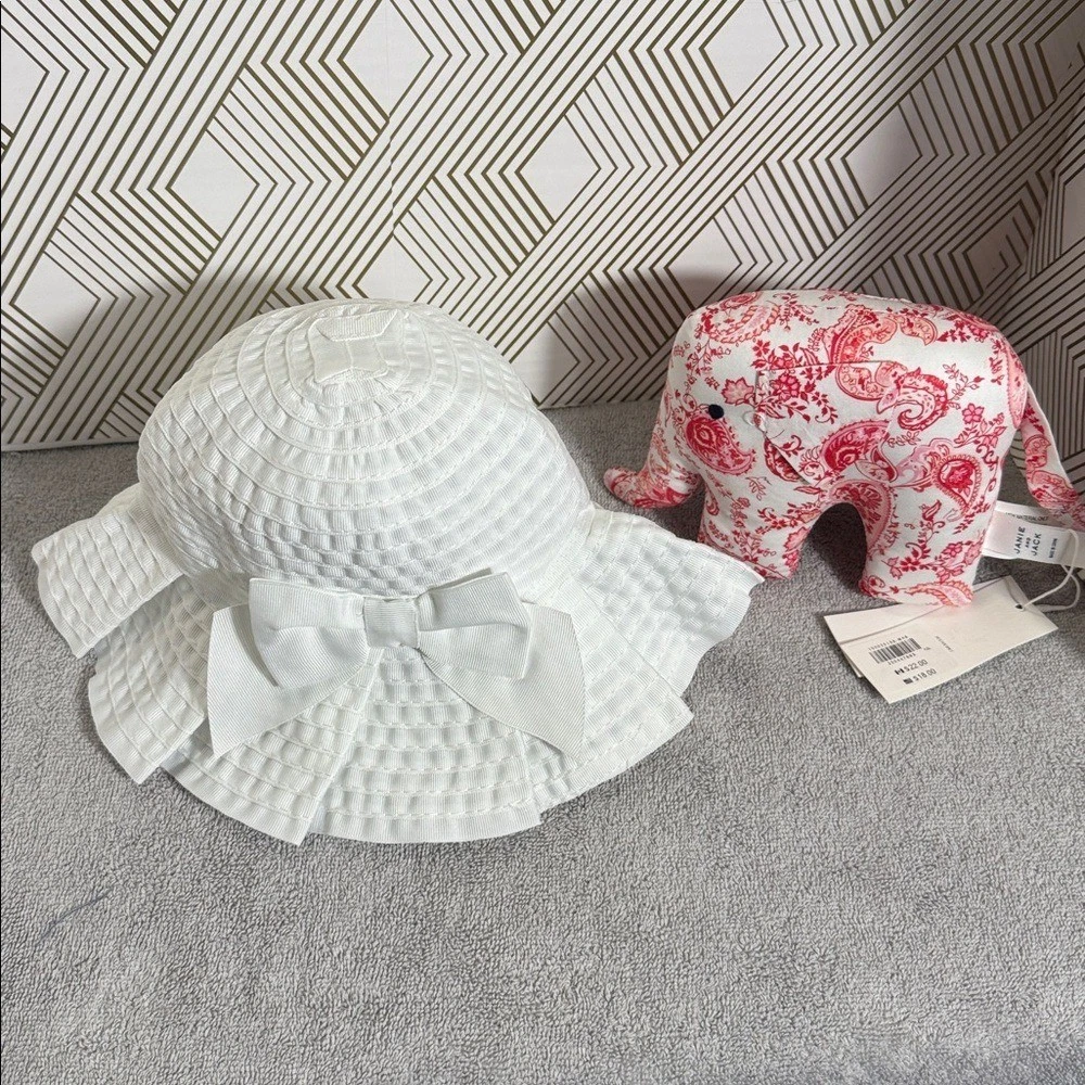 Janie and Jack hat NWT White bucket Hat with bow and pleats and elephant rattle