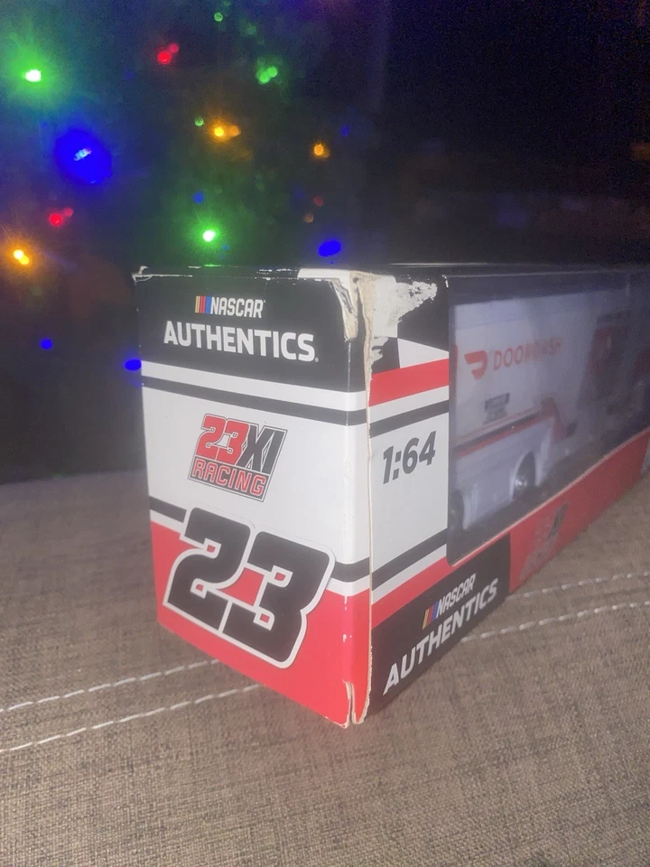 Bubba Wallace 23 XI puerta tablero Toyota Authentics Hauler 1/64 Foto 4 de 4