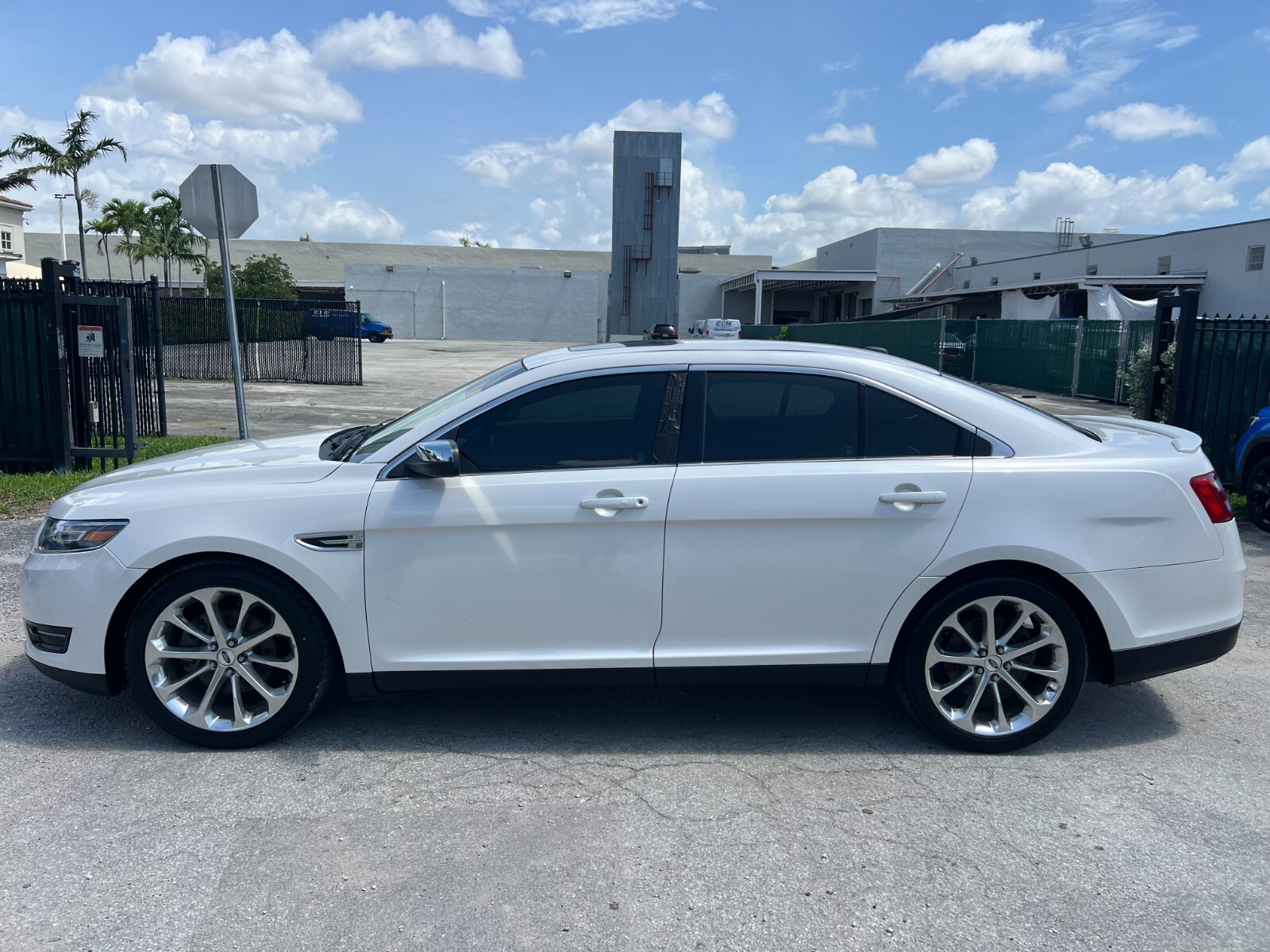 Ford Taurus - Image 5