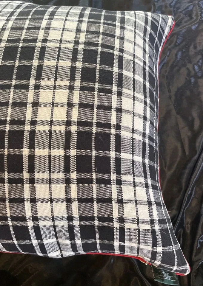 Almohada de plumas Ralph Lauren 22" Pato Walk a cuadros algodón lino tartán negro  Foto 2 de 4