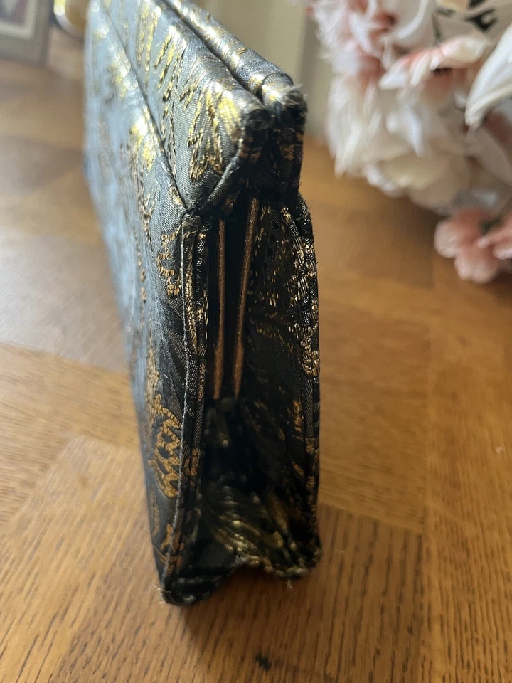 Bolso de mano vintage brocado negro y dorado de Leon of California Foto 3 de 4