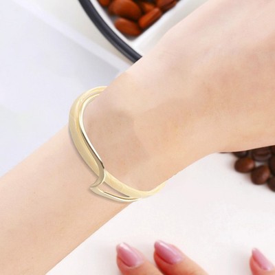 Fashion Forward weiße Muschelplatte und Legierung Armband ideal für täglichen Glamour