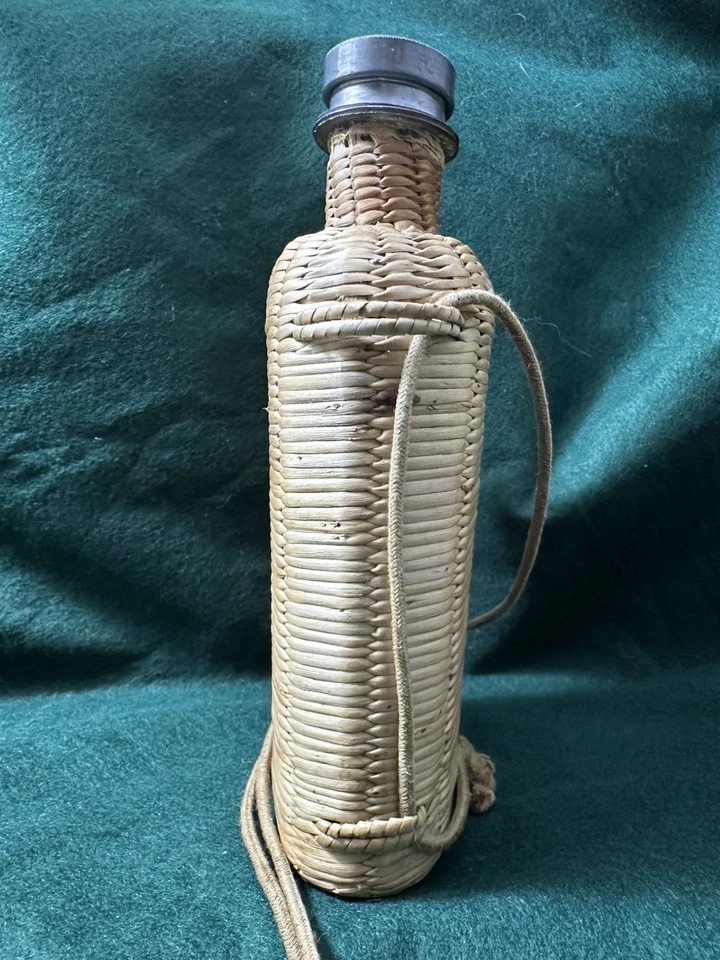 Ancienne gourde de pèlerin en verre recouverte d’osier - Photo 3/4