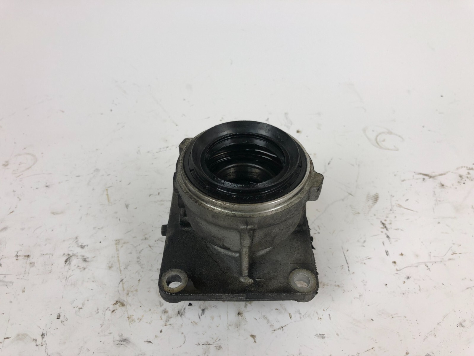 BMW X6 Series E71 Right Side Axle Support Bracket Flange 7563779  