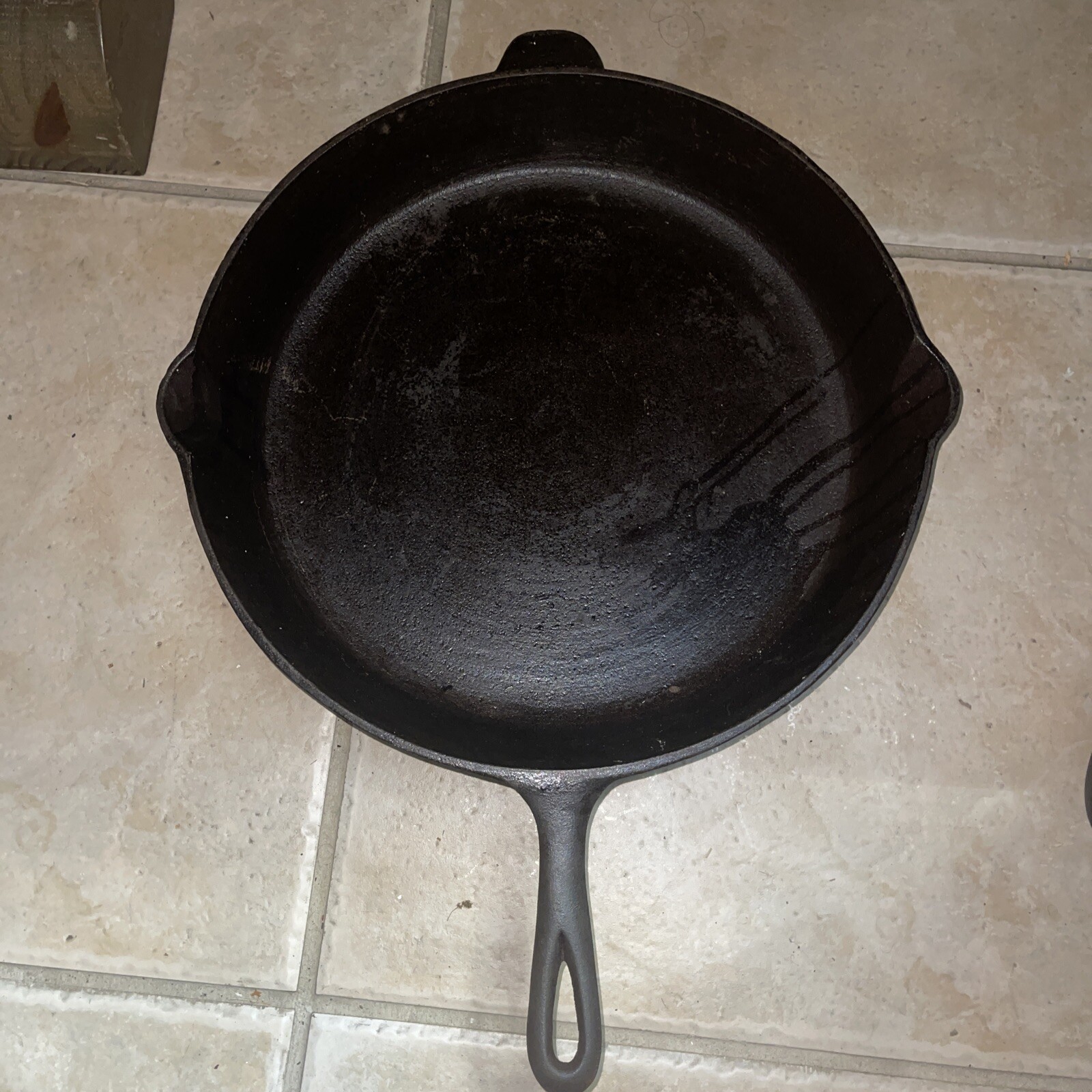 3 notch lodge Vintage Cast Iron Skillet 14 Measuring 16” In Diameter