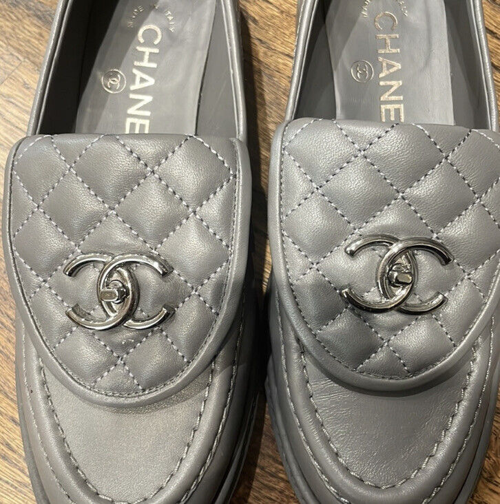 CHANEL 
イルミネイティングブラッシュパウダー 151.788 Chanel 21B Mens Brown Black Green White CC Logo Low Top