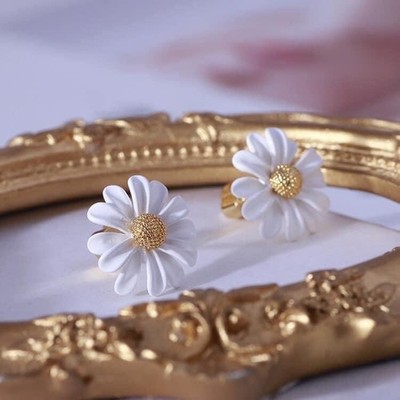 Signierte Kate Spade White Daisy Into The Bloom Ohrstecker