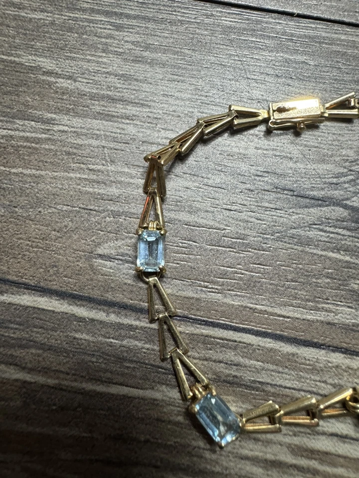 Brazalete de aniversario de eslabones triangulares de topacio azul cielo oro amarillo 14K vintage Foto 2 de 4