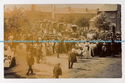C031510 Whitwick Leics Menge auf der Straße Pferdewagen