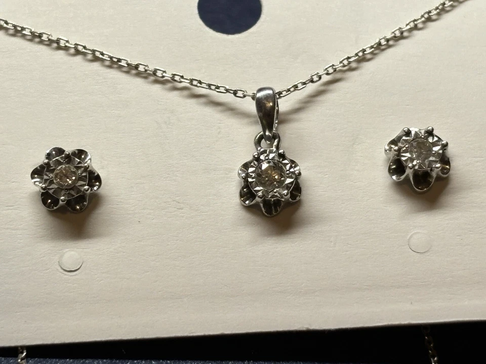 1/15 CT. T.W. Aretes y collar con flores de diamantes en plata de ley Foto 3 de 4