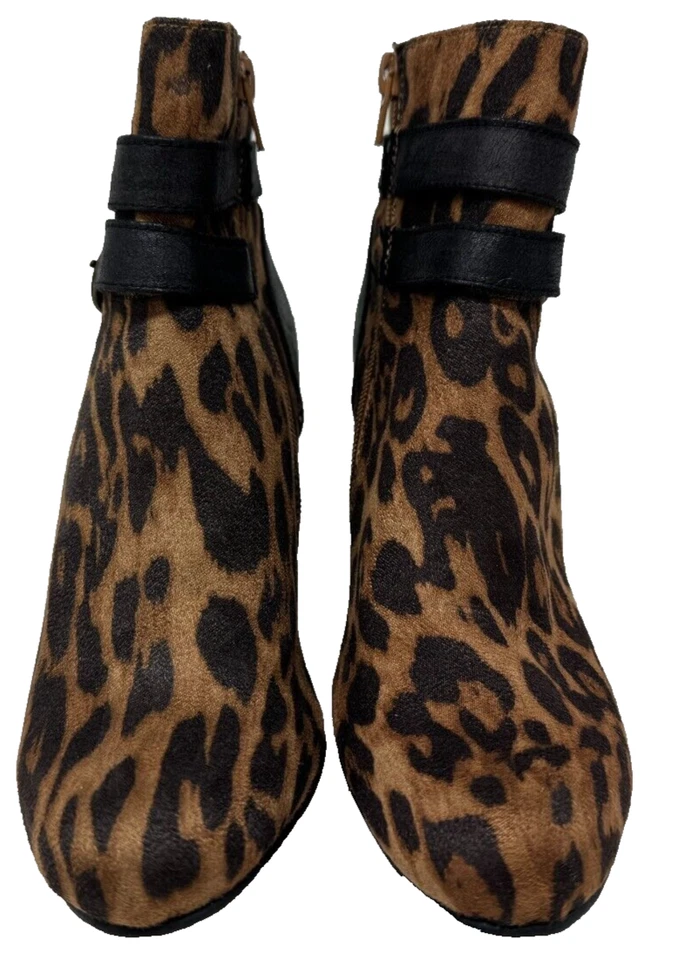 Botas al tobillo Jaclyn Smith para mujer Ellis con cremallera cuña leopardo/negro talla: 7 77A Foto 3 de 4