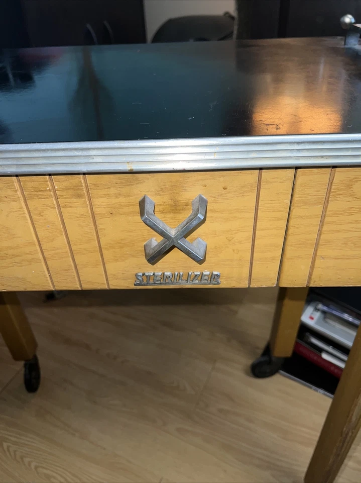 Mesa de manicura esterilizadora vintage de los años 40 Beauty Shop - tapa de baquelita Foto 2 de 4