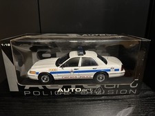 1/18 AUTOart Ford Crown Victoria Police Chicago CVPI P71 Crown Victoria Chicago