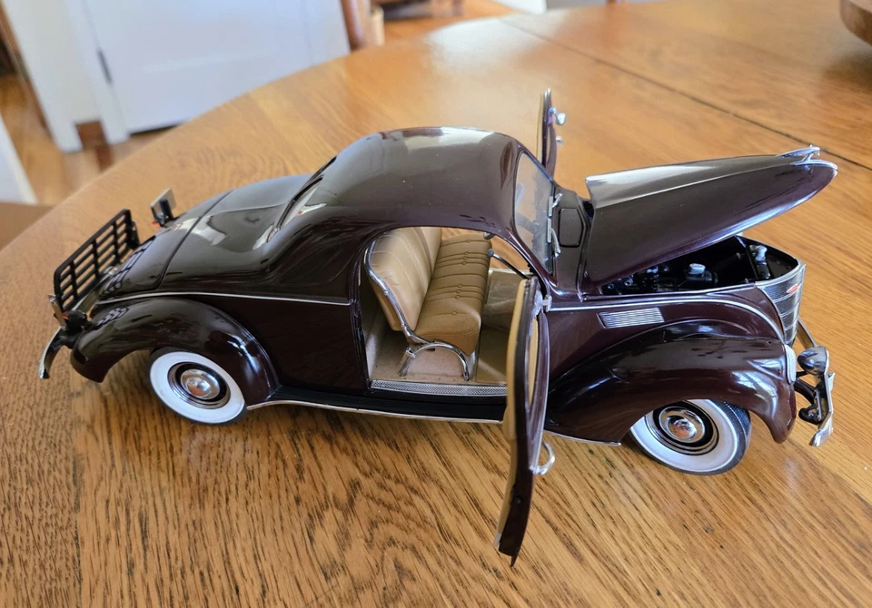 Lincoln Zephyr 1937 escala 100 1/18 Precision Collection diecast Ford Motor Co. Foto 3 de 4