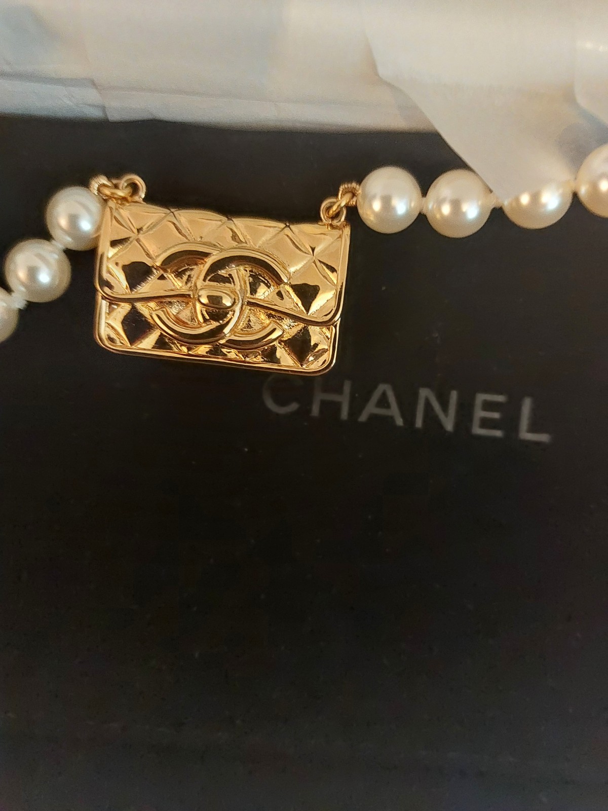 Chanel Pearl Gold Plated Quilted Flap Bag Necklace 2023 Box / Pouch RRP: £1600 image 9