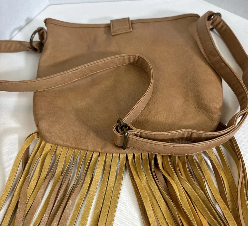 Bandolera Cartera con flecos Rue21, Western Saddle Borla Bolso Hobo con broche magnético Foto 3 de 4
