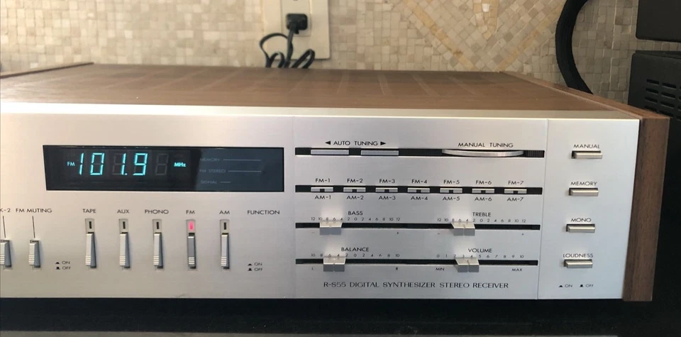 JVC R-S55 STEREO AM/FM RECEIVER SYNTHESIZER 40 WPC Perfect Working Condition - Image 4 of 4