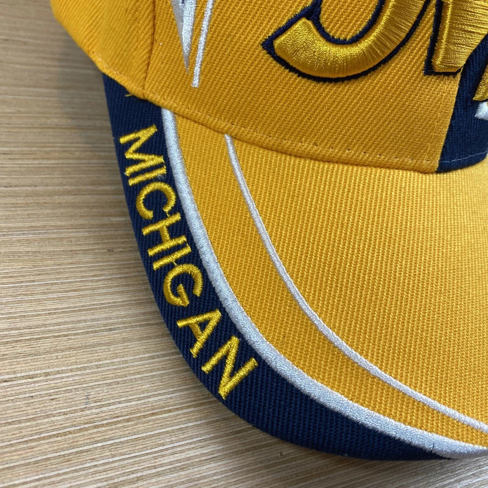 Gorra deportiva City Hunter Michigan Wolverines para hombre con tirantes amarilla deletreada para papá Foto 3 de 4