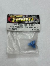 Factory Team Associated 4552B Left Wheel Hub, 3 Bolt Blue Anodized for 4551 Axle