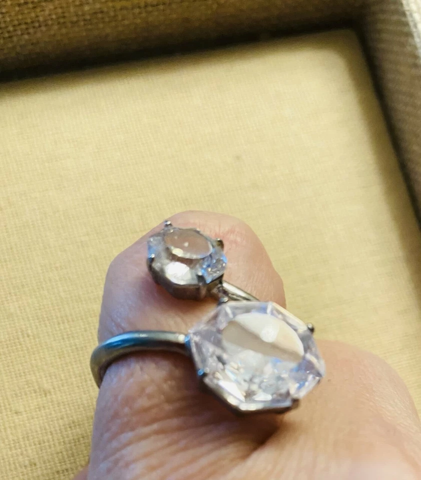 Antiguo anillo de cóctel enchapado grande de cristal plateado talla 9 Foto 2 de 2