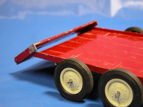 Vintage ERTL Low Bed International Flatbed Trailer 1/16 Scale Red w/ white tires - Picture 8 of 11