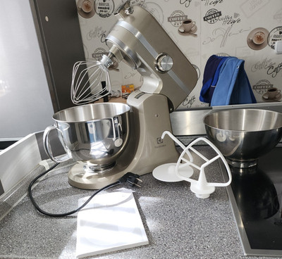 Electrolux Assistent EKM4XXX Küchenmaschine mit Zubehör, Schüssel, silber/beige