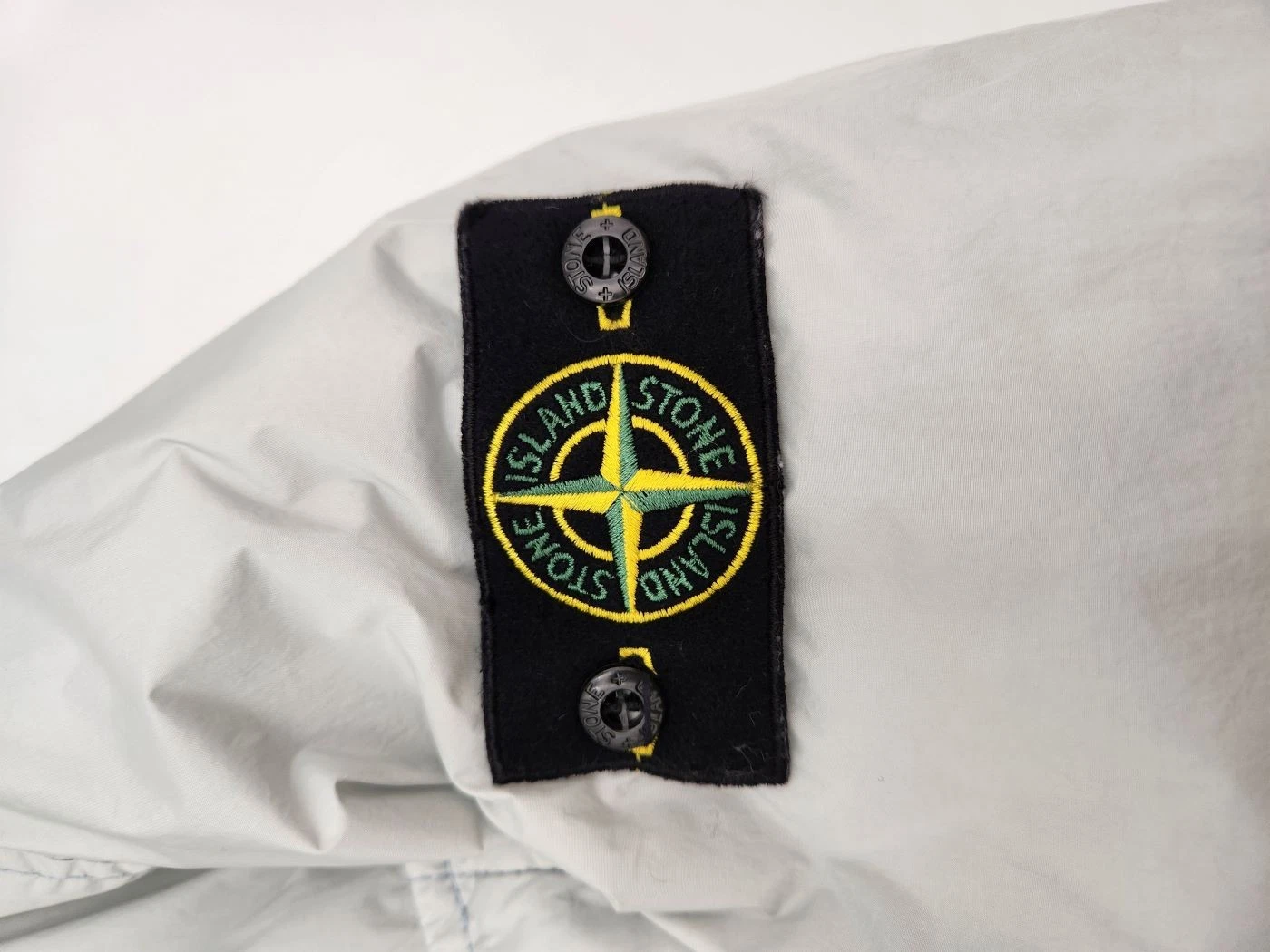 Stone Island piumino stropicciato con cappuccio grigio chiaro 40723 139724303