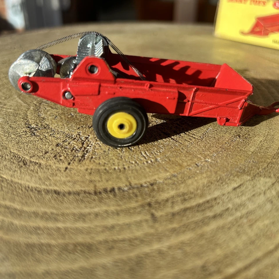 Esparcidor de estiércol Dinky Toys 321 Massey Harris con caja original Foto 2 de 4