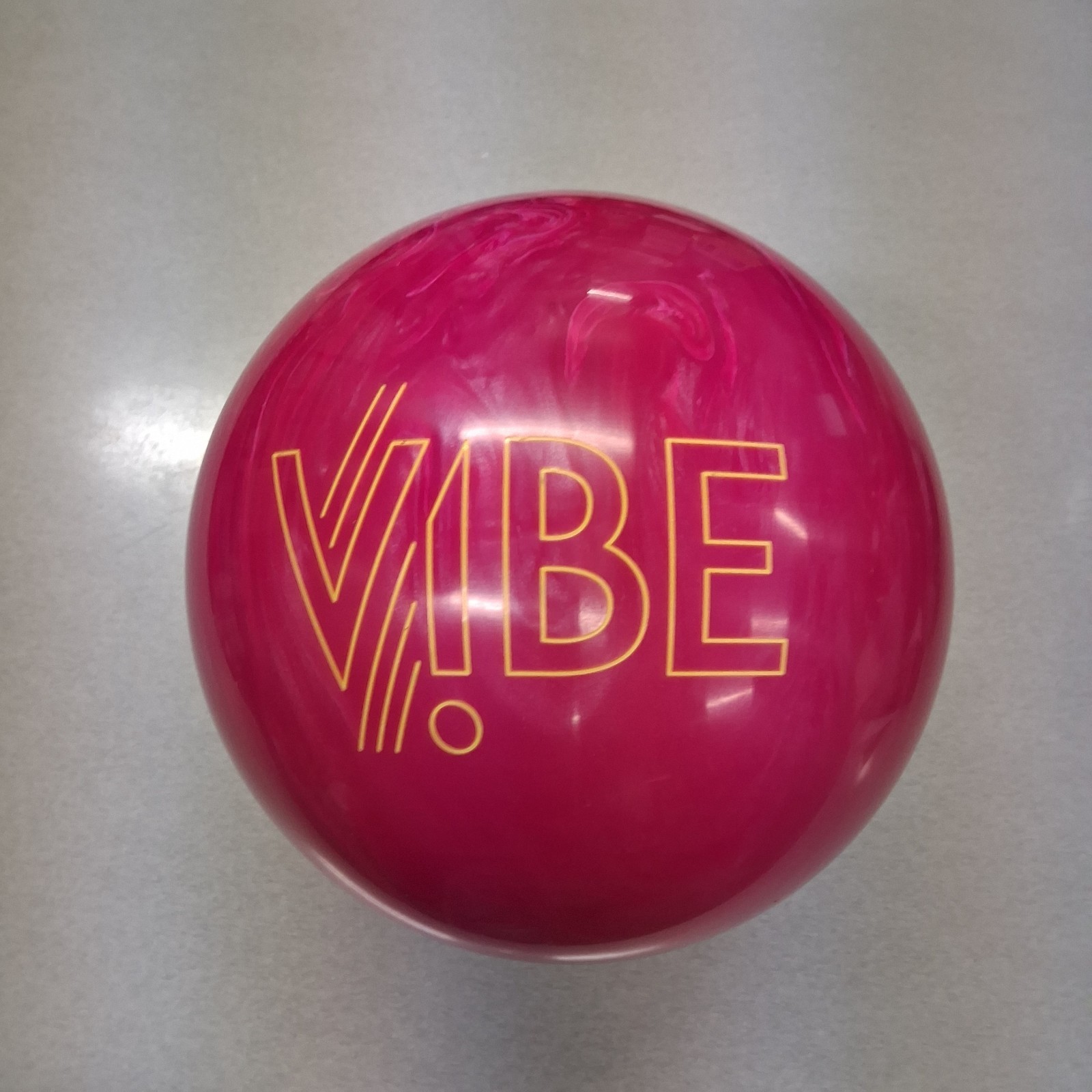 Hammer Bubblegum Vibe bowling ball 10 LB   new in box  #177