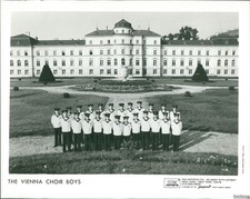 1988 Vienna Choir Boys Pose In Front Of Chapel Imperial Bldg Musician 8X10 Photo