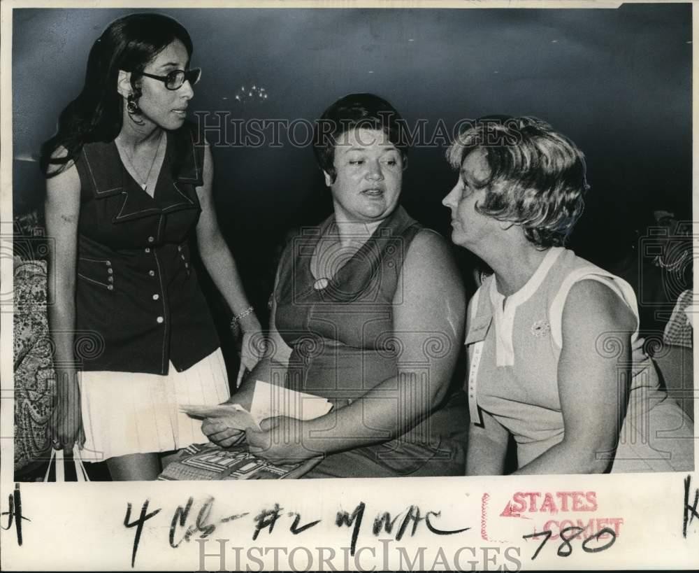 1972 Press Photo Officer Iris Turner confers with Mrs. Pagland and Mrs. Arnold