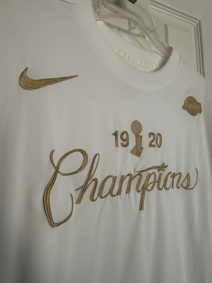 Los Angeles Lakers Nike NBA Finales Campeones Anillo Noche Larga Tiro Camisa Hombres Foto 3 de 4