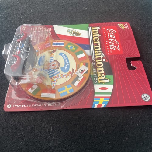 International 2000 VOLKSWAGEN NEW BEETLE JOHNNY LIGHTNING COCA-COLA 1:64 - Picture 3 of 6