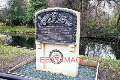 FOTO MOTORSPORT-DENKMAL IN BOURNE LINCOLNSHIRE (1) EIN STEINDENKMAL VON DER