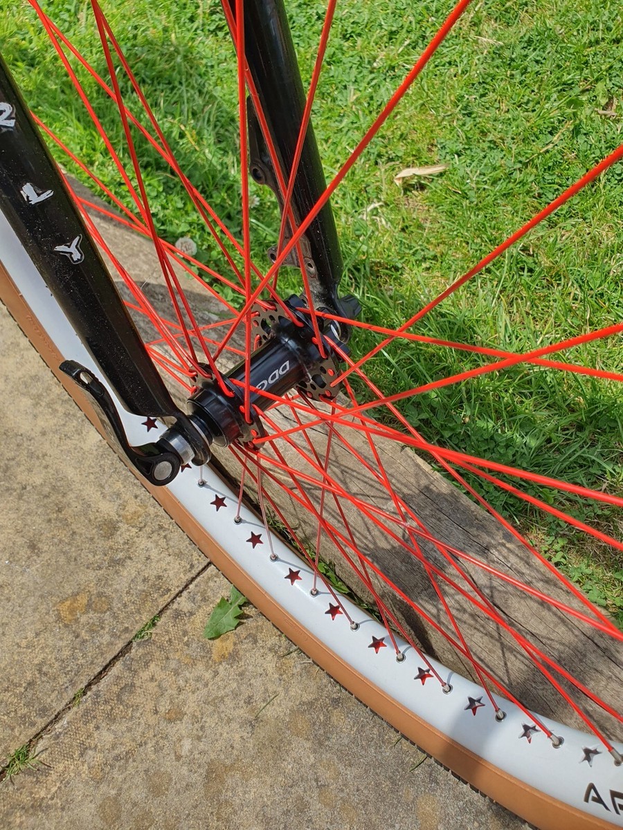 Jeu De Roues 26" DDG Araya Avec Pneus Maxxis DTH 2.3 - Jantes Bronzées - Neuf (peut Avoir été Exposé)