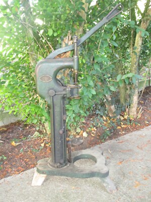 Ancienne Bouchonneuse – Fer Vert – Reproduction D'époque – Hauteur 60 Cm