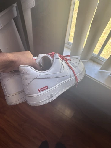 Taille 9,5 Logo Nike Air Force 1 x Supreme Low Box Blanc