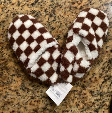 Kids NWT "Unbranded  '. brown/white checkered fuzzy slippers. Size S/M 5-7