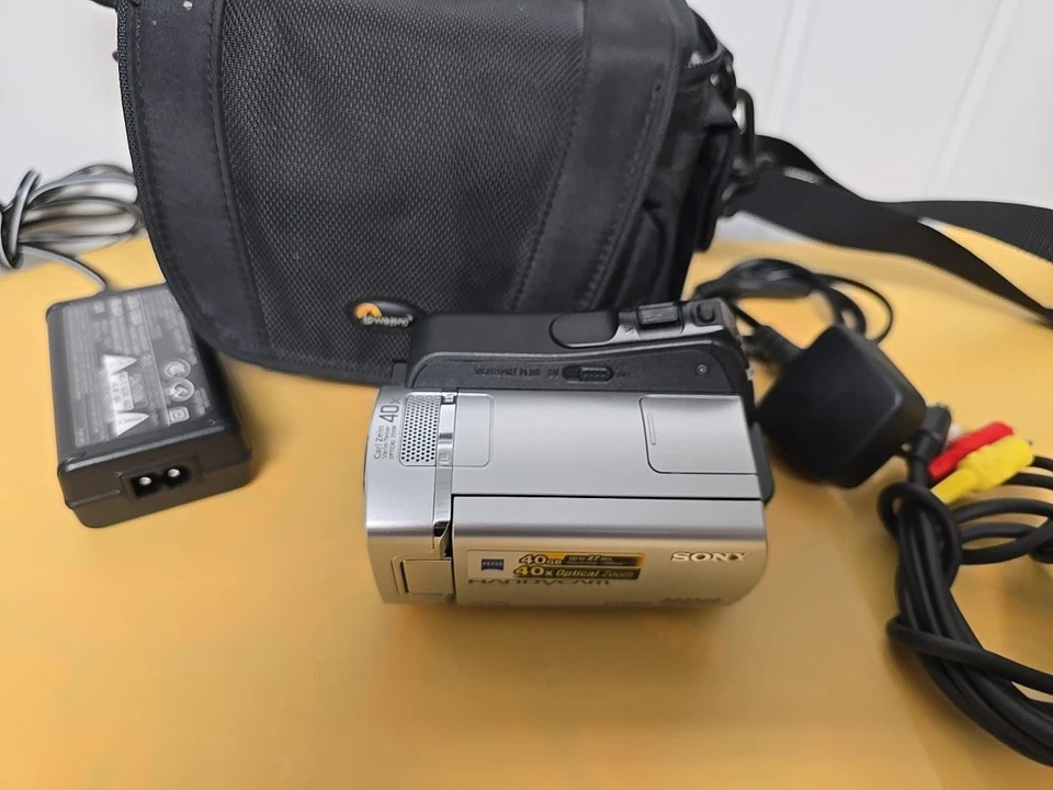 Sony Handycam DCR-SR36E 40GB HDD Digital Camcorder With Nightshot. - Image 3 of 4