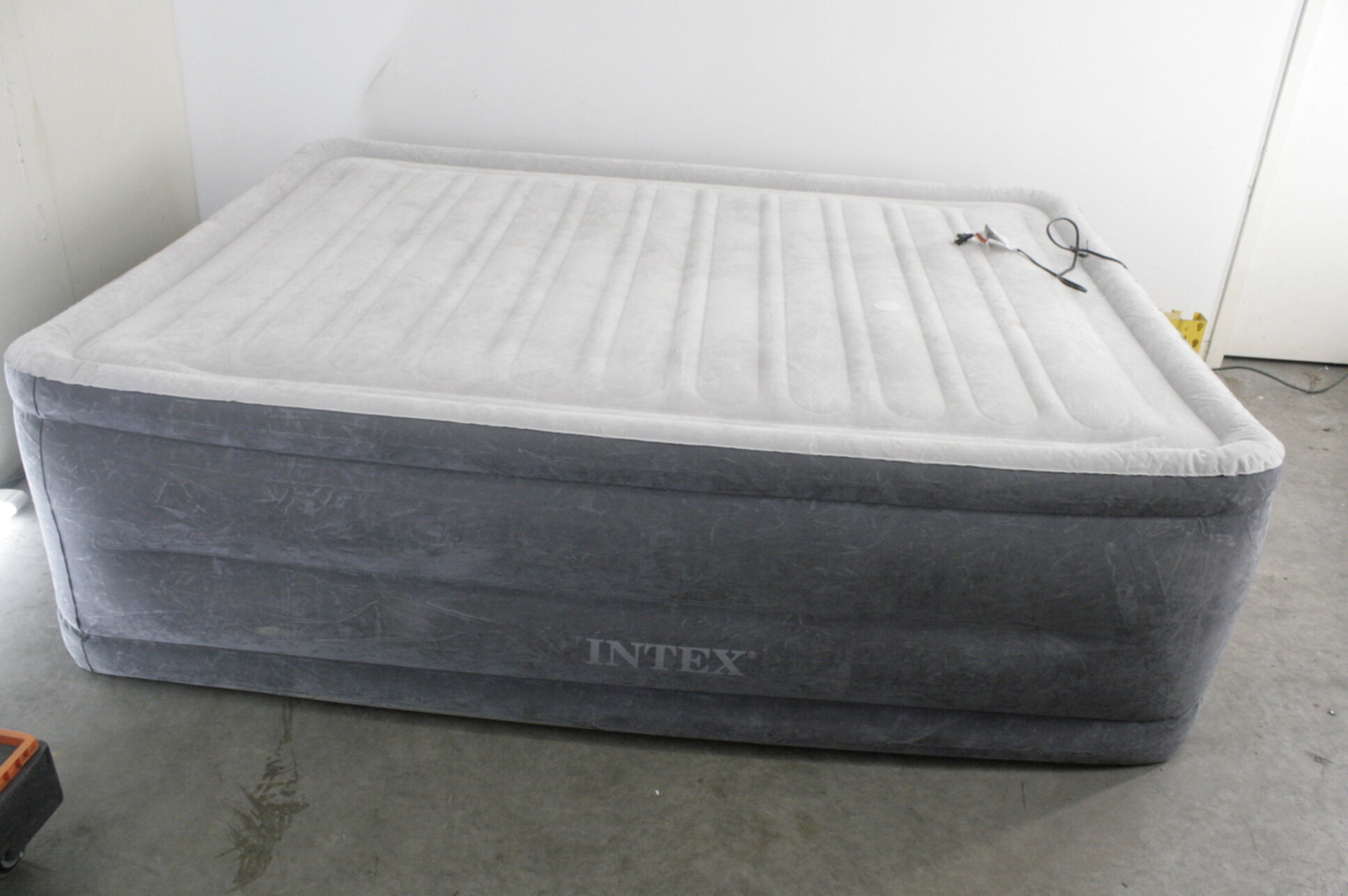 SEE NOTES INTEX Dura Beam Deluxe Plush High Rise Air Mattress w Pump