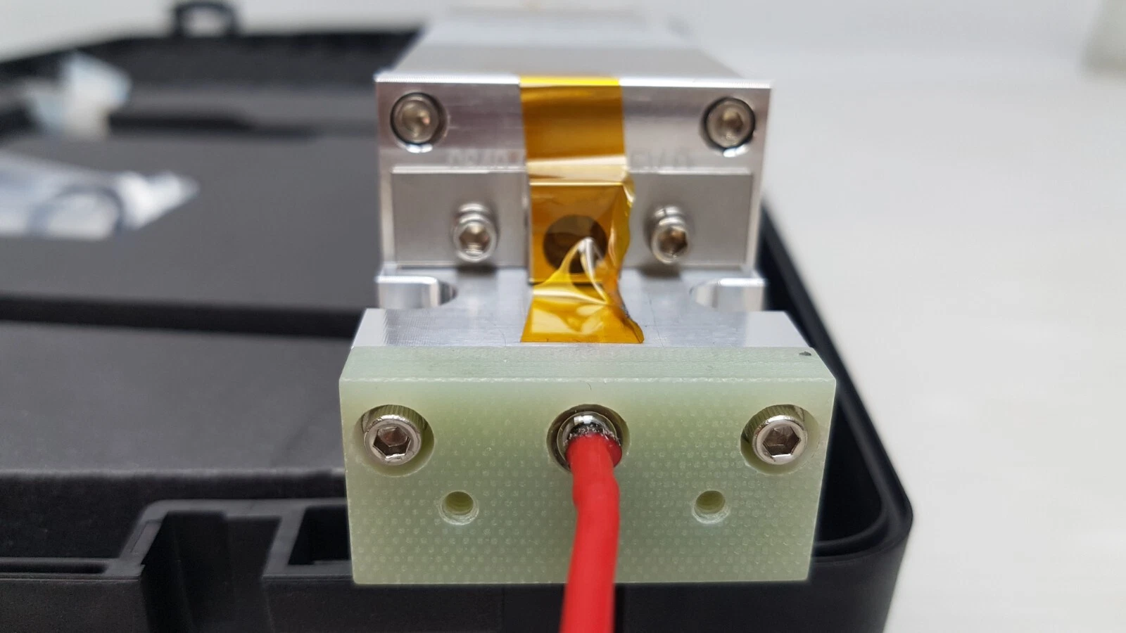 Fibreglass end plate of the Lumenis rod assembly with the red lead