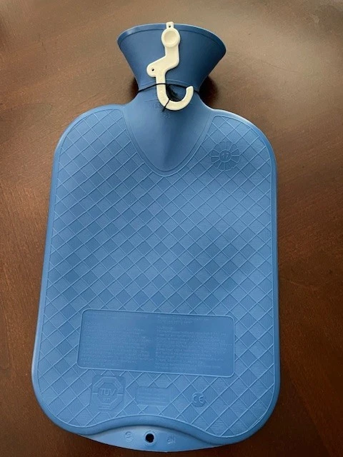 Botella de agua caliente azul de 2 litros de moda - para dolor, hinchazón o para mantenerse caliente - Nueva Foto 2 de 3