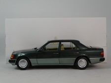 Norev Mercedes Benz 230 E Night Green Metallic 1990 1/18 183952