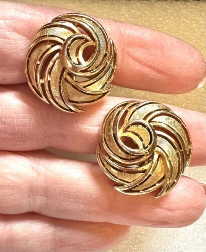 Vintage Trifari Gold Tone Swirl Clip On Earrings - Picture 3 of 3