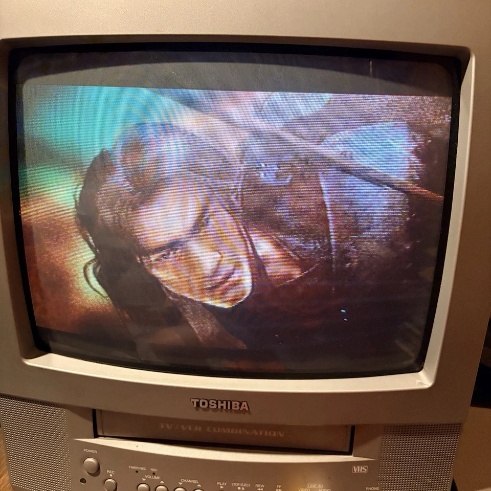 Toshiba MV13N2 13" CRT TV / VCR Combo Retro Gaming No Remote - Image 3 of 4