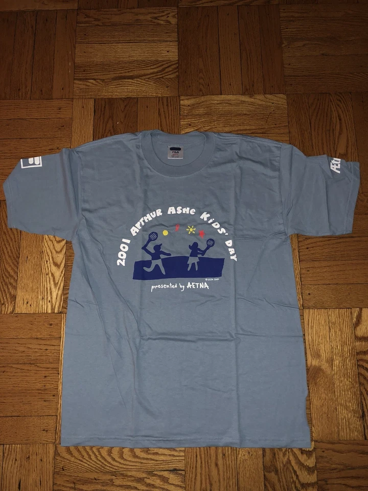 NOVA CAMISETA GRÁFICA FILA 2001 ARTHUR ASHE KIDS DAYUS OPEN TÊNIS USTA Tamanho M - Imagem 2 de 4