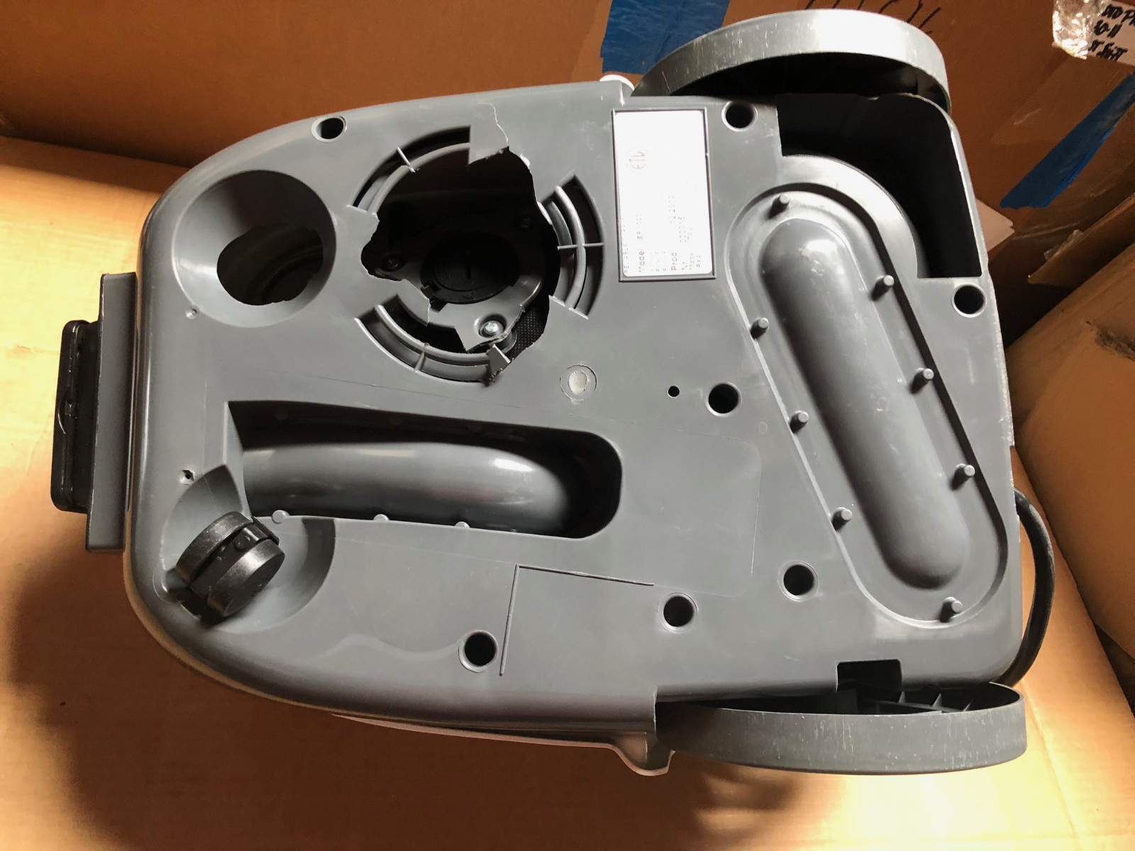 EP1000 BRIO Reliable Pro Vacuum Cleaner Damage on bottom
