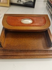 Vintage-Briefablage aus Holz, die oft als Teil eines Schreibtisch-Sets