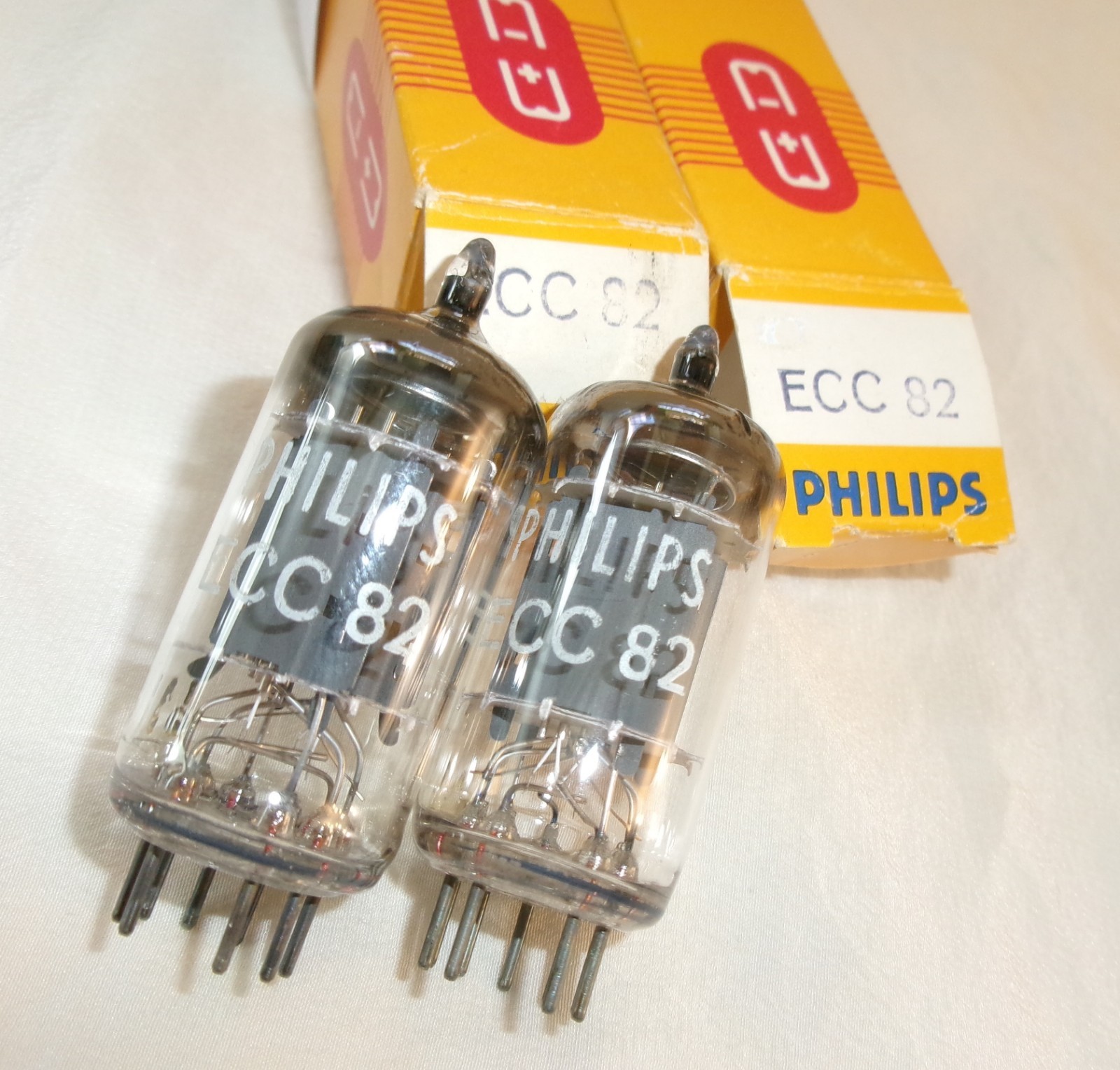 Plaques lisses PHILIPS Ei ECC82 12AU7 tubes testés pour dynamique audio pure